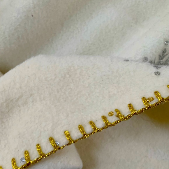 Throw Blanket with Sparkly Snowflake Design - Picture 3 of 4